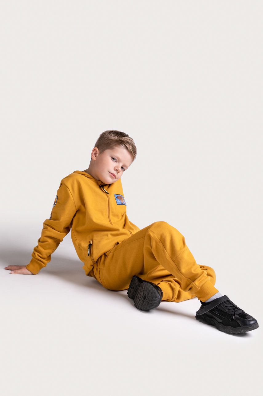 Coccodrillo spodnie dresowe dziecięce kolor żółty z nadrukiem