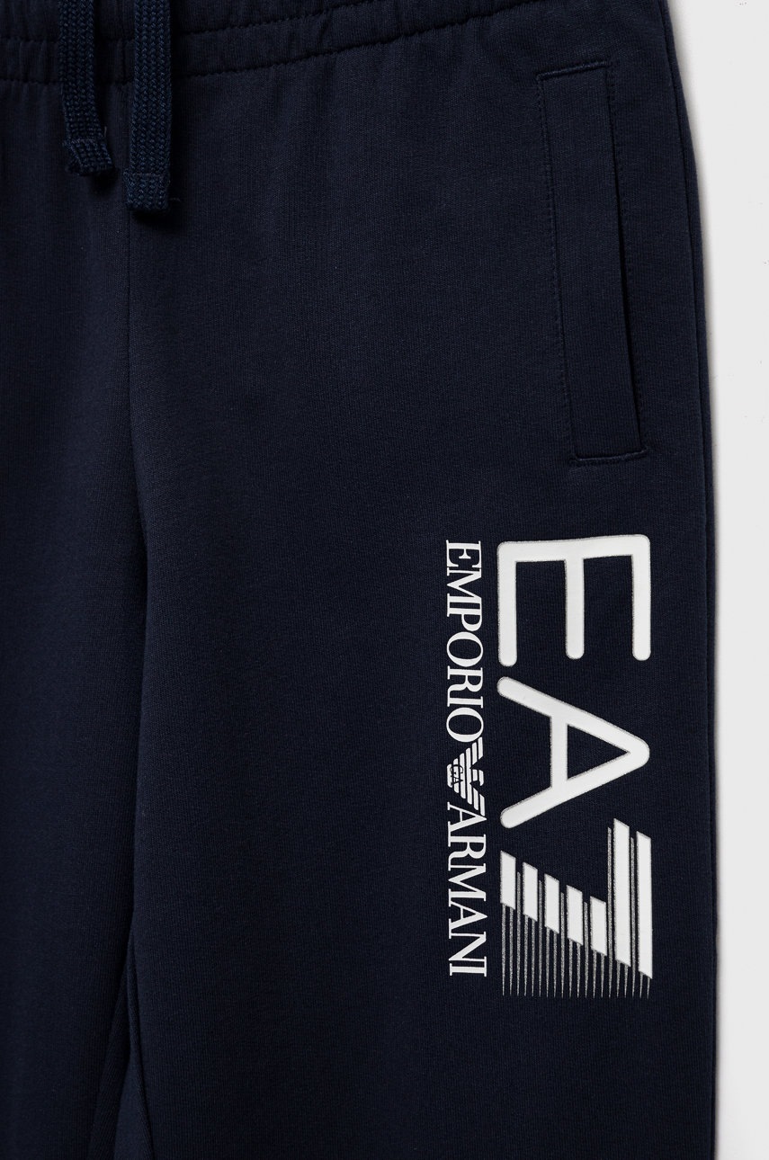 

Детские хлопковые штаны EA7 Emporio Armani цвет синий с принтом