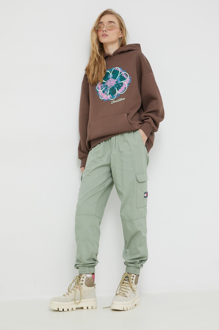 

Хлопковые брюки Tommy Jeans женские цвет зелёный фасон cargo высокая посадка