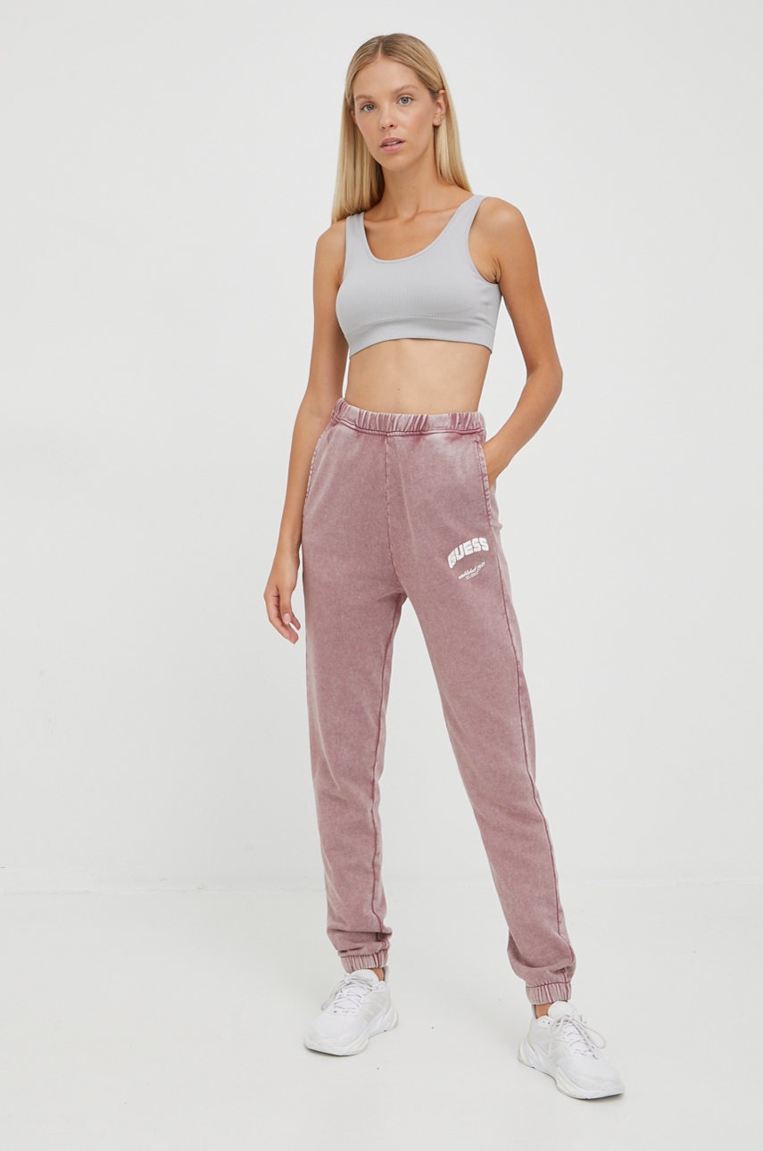 

Хлопковые спортивные штаны Guess женские цвет розовый с принтом