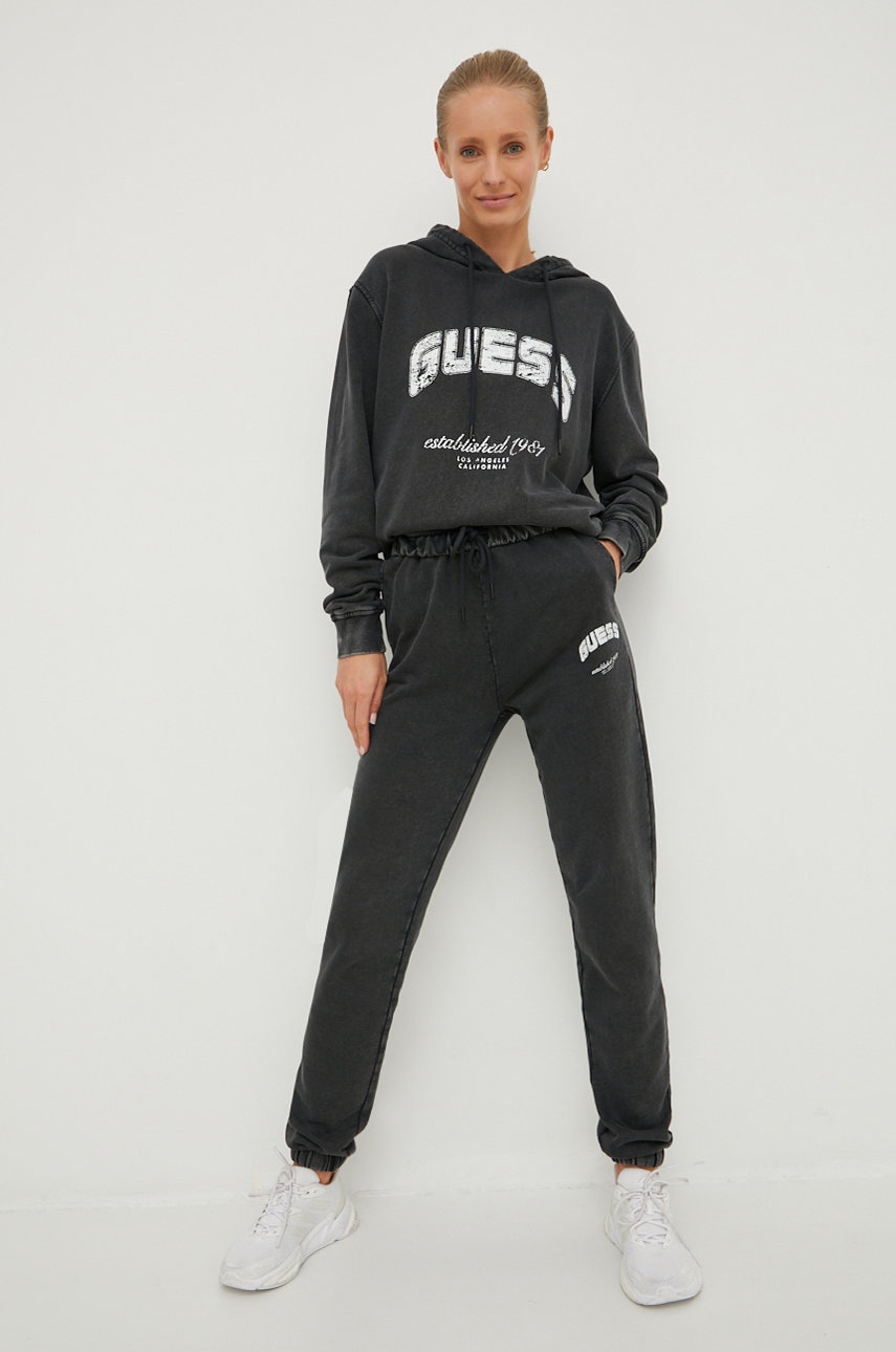 Хлопковые спортивные штаны Guess женские цвет серый с принтом
