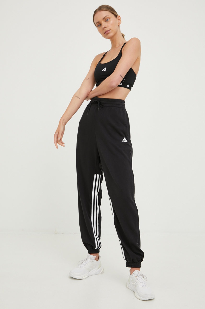 

Спортивні штани adidas жіночі колір чорний з аплікацією