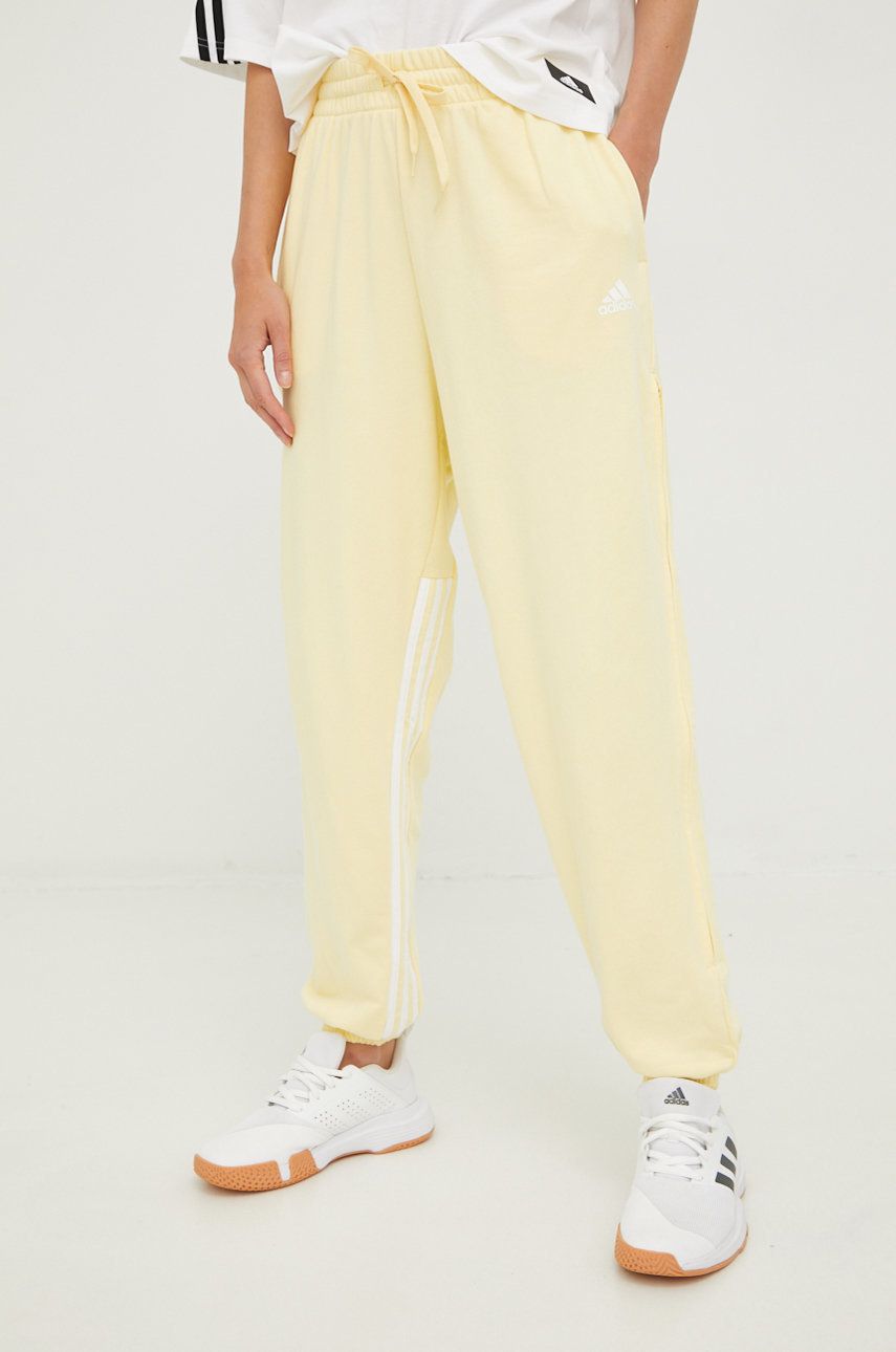 Adidas spodnie dresowe damskie kolor żółty z aplikacją