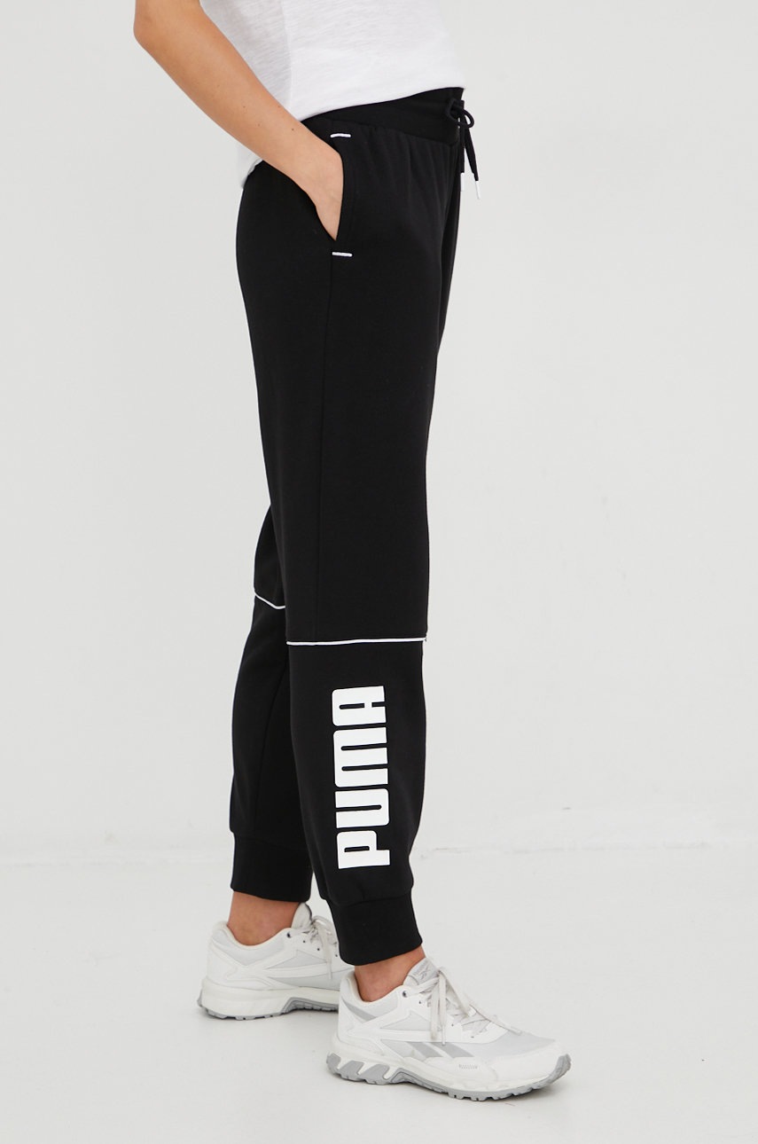 

Панталони Puma в черно с изчистен дизайн, Черен