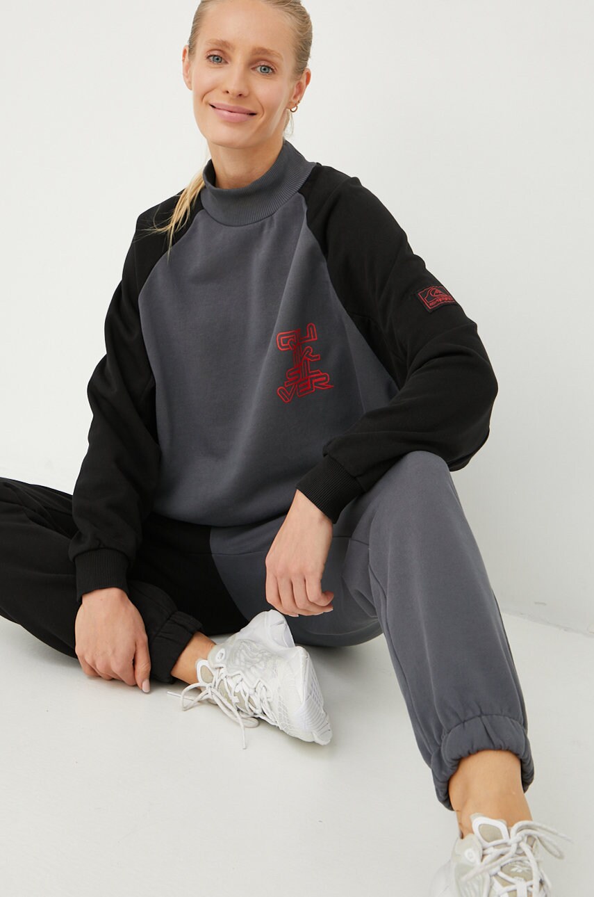 

Спортивные штаны Quiksilver X Stranger Things женские цвет чёрный с принтом