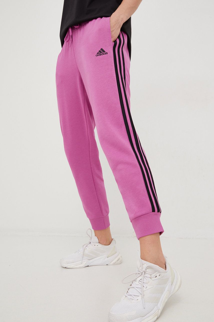 Adidas spodnie dresowe damskie kolor fioletowy z aplikacją