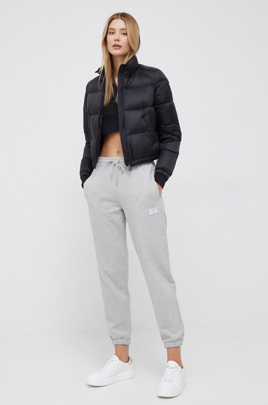 

Памучен панталон Calvin Klein Jeans в сиво с изчистен дизайн, Сив