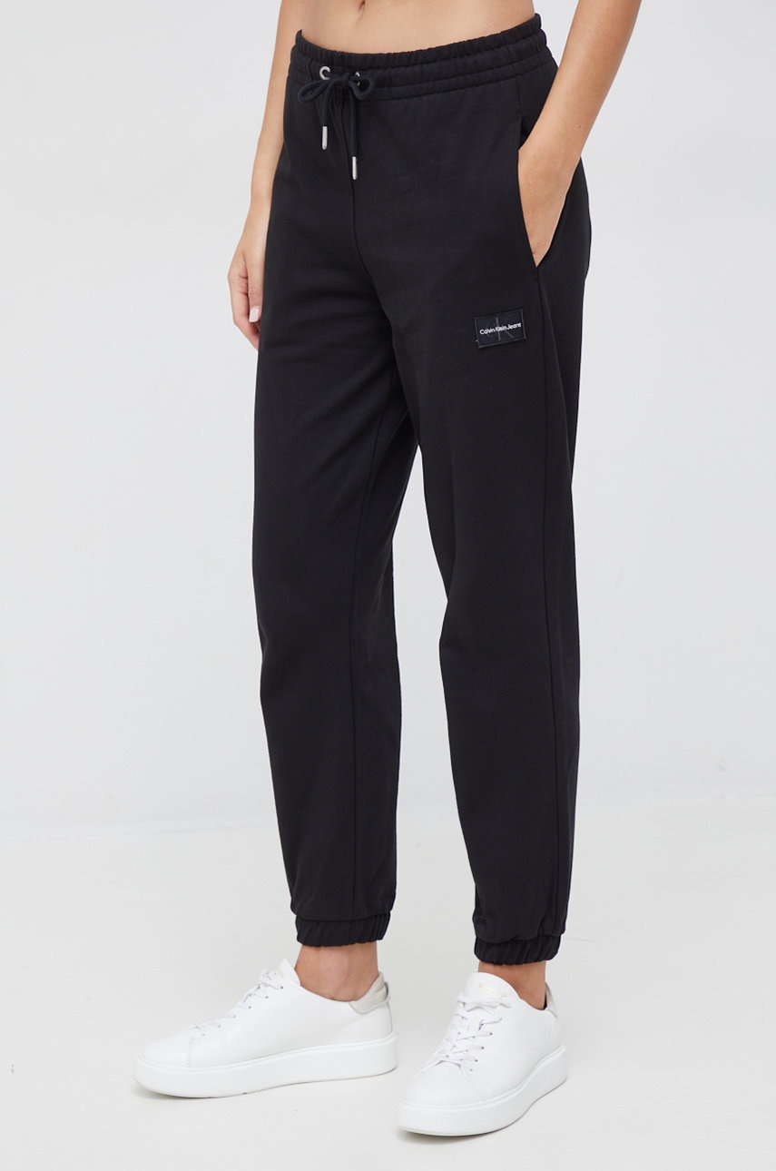 

Памучен панталон Calvin Klein Jeans в черно с изчистен дизайн, Черен