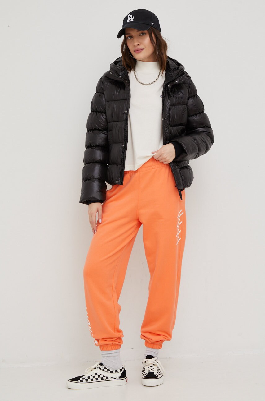 

Бавовняні спортивні штани Superdry жіночі колір помаранчевий однотонні