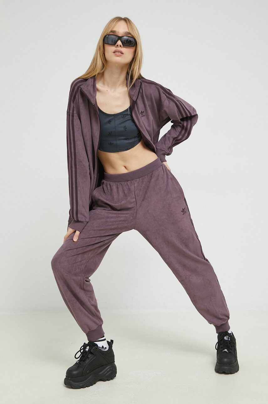 

Спортивные штаны adidas Originals женские цвет фиолетовый с аппликацией