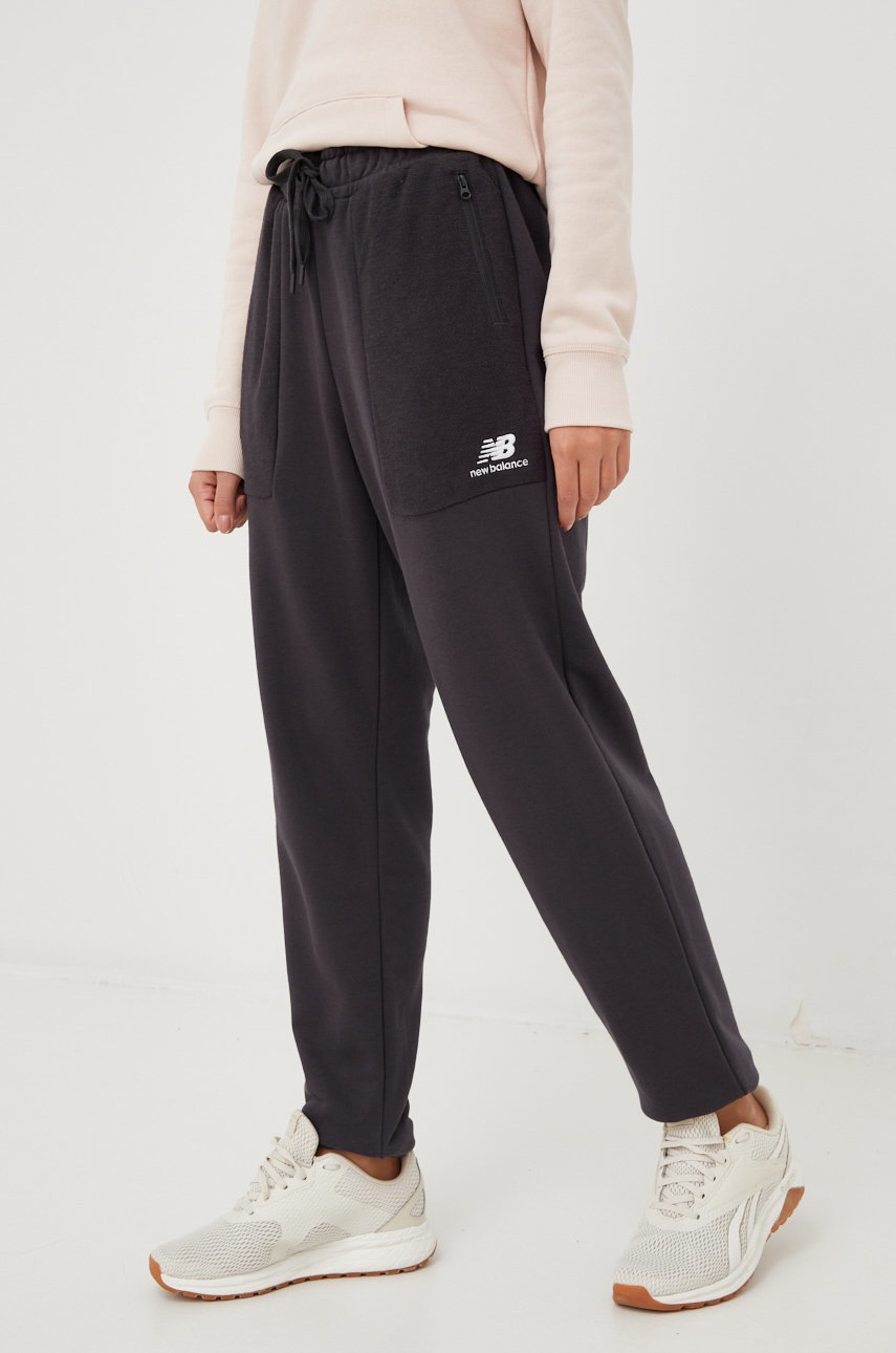 

Спортен панталон New Balance в сиво с изчистен дизайн, Сив