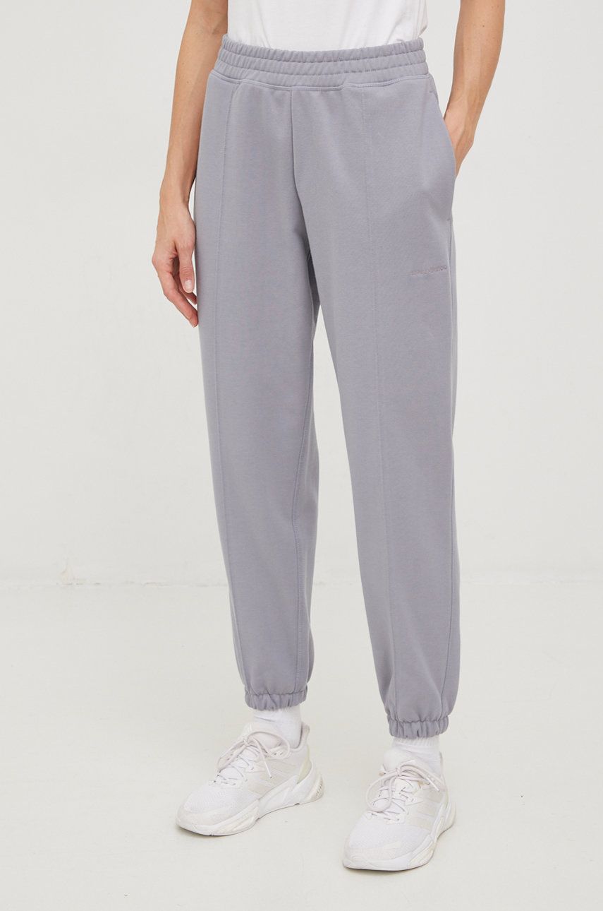 New Balance pantaloni de trening din bumbac femei, culoarea gri, neted answear.ro imagine megaplaza.ro
