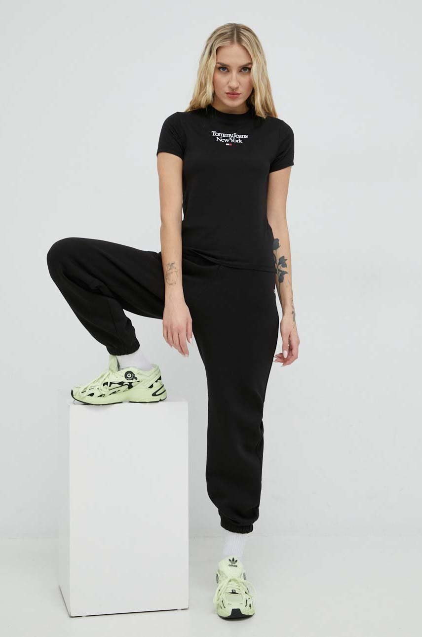 

Спортен панталон Tommy Jeans в черно с апликация, Черен