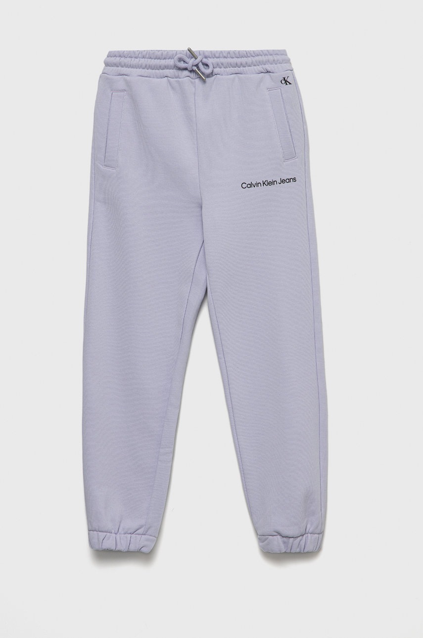 

Детски спортен панталон Calvin Klein Jeans в лилаво с изчистен дизайн, Виолетов
