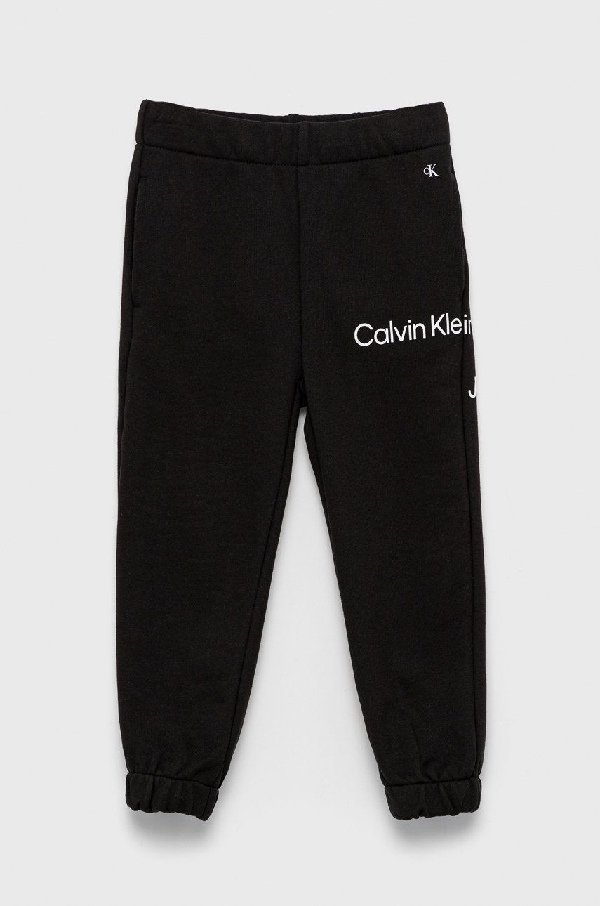 Dětské bavlněné tepláky Calvin Klein Jeans černá barva, s potiskem - černá -  100% Bavlna