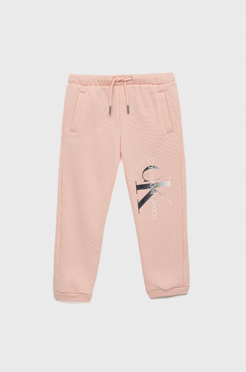 Dětské tepláky Calvin Klein Jeans růžová barva, s potiskem - růžová -  57% Bavlna