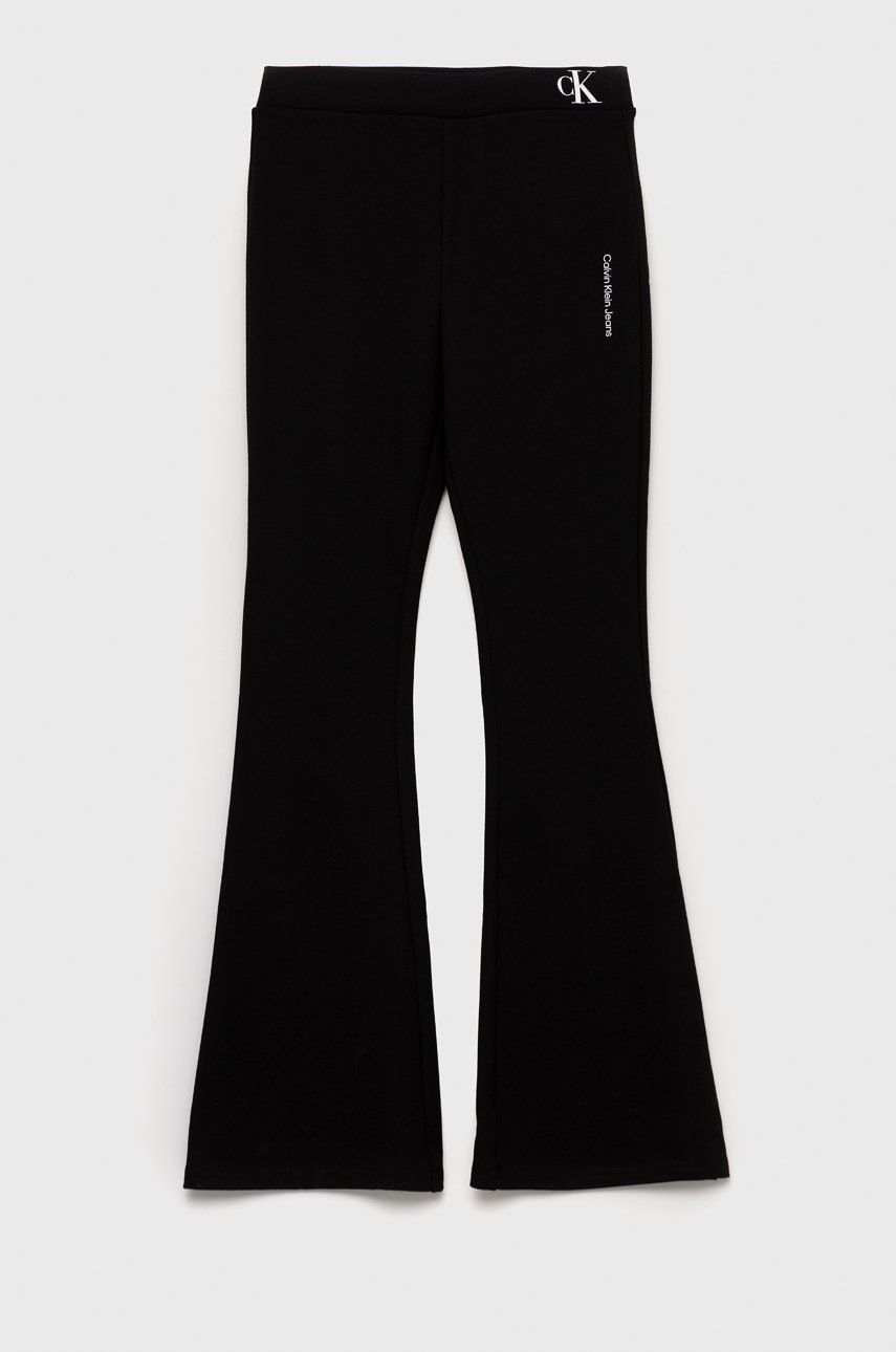 

Детски панталони Calvin Klein Jeans в черно с изчистен дизайн, Черен