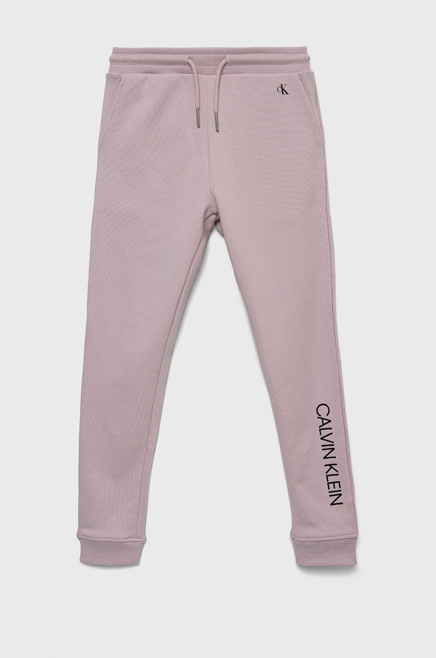 

Детски памучен спортен панталон Calvin Klein Jeans в розово с принт, Розов