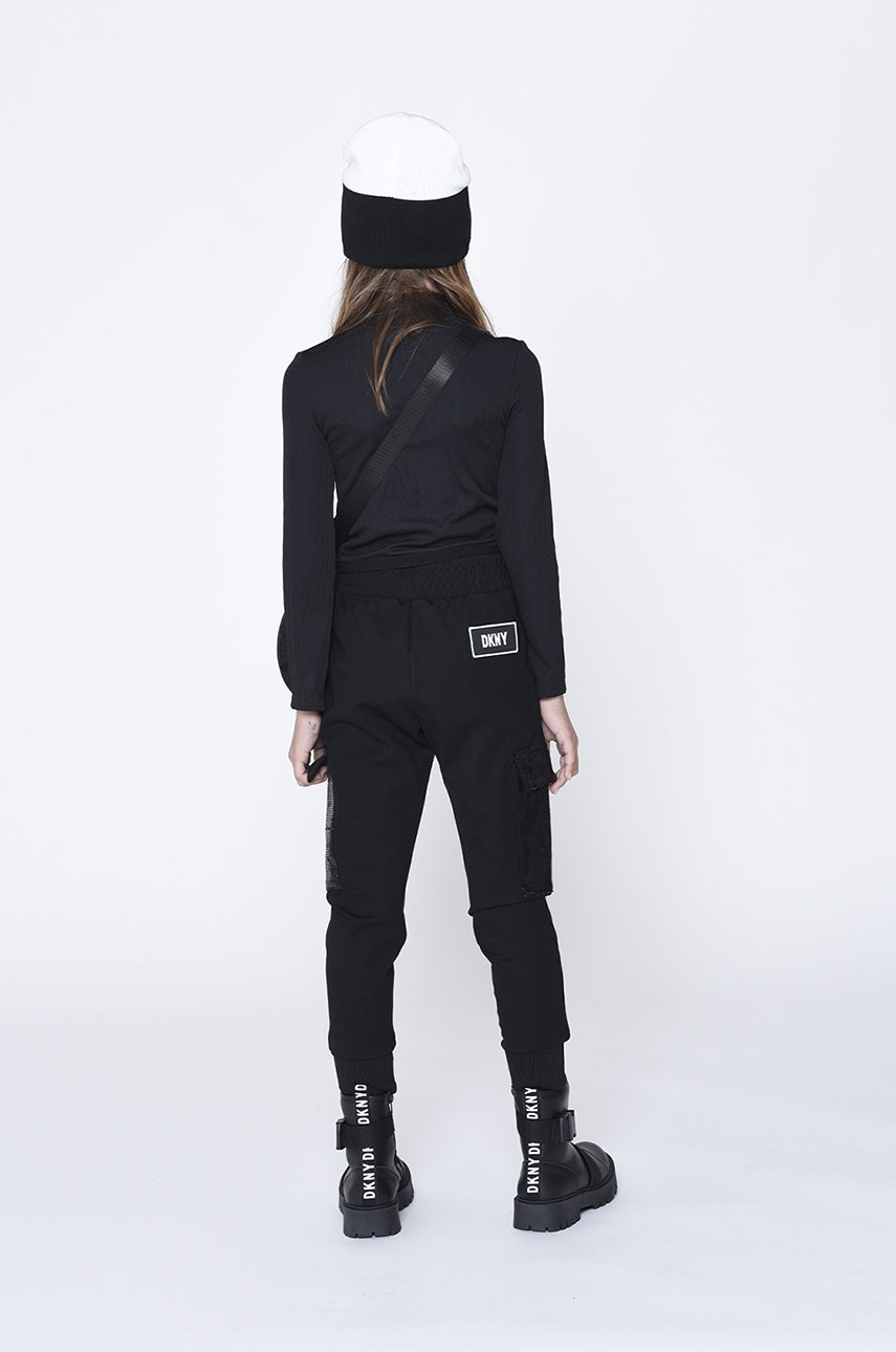 

Детские спортивные штаны Dkny цвет чёрный с аппликацией