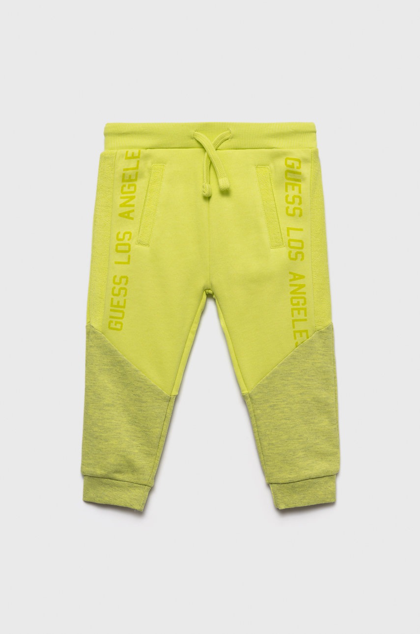 

Детски спортен панталон Guess в жълто с десен, Жълт