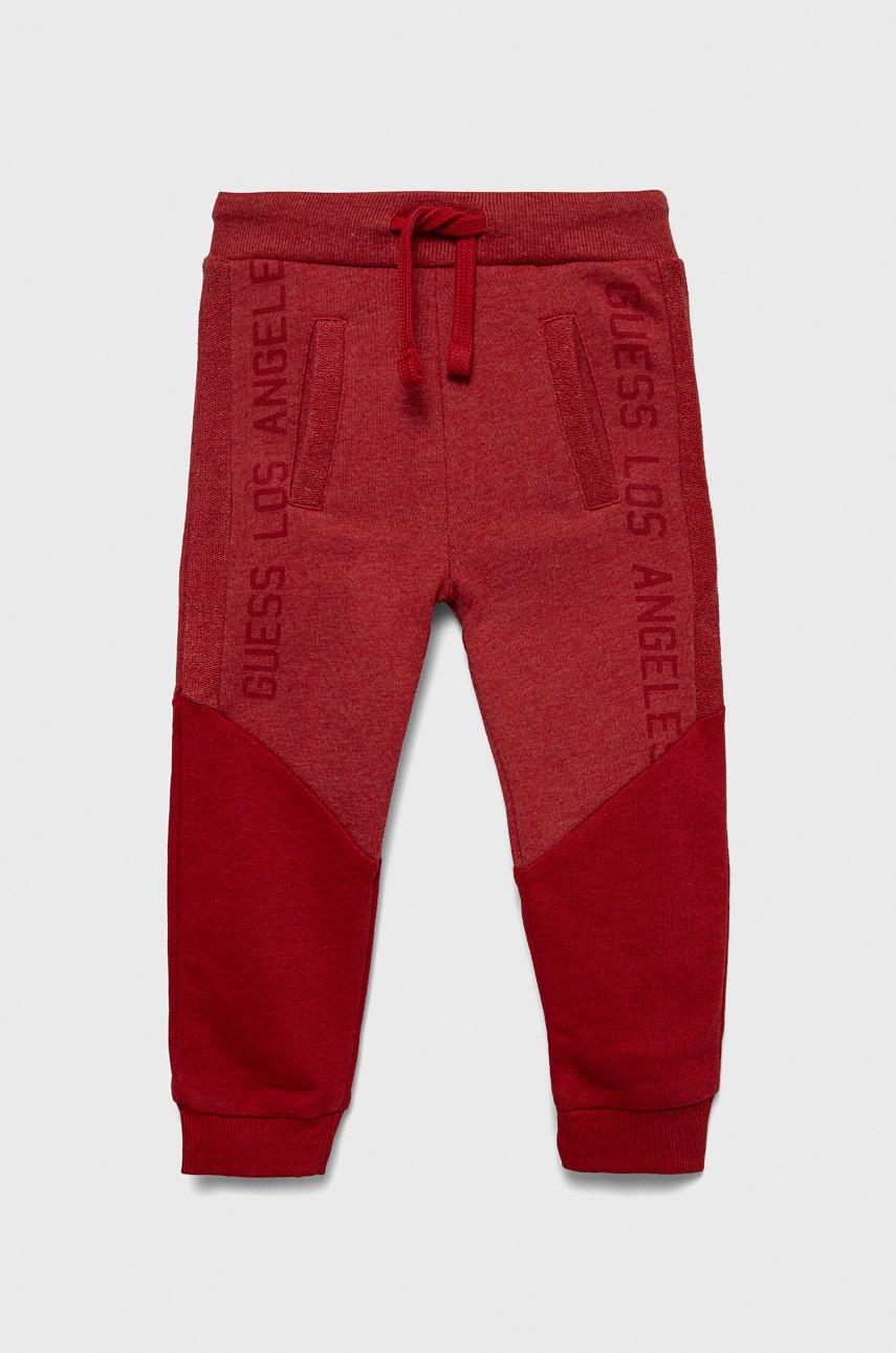

Детски спортен панталон Guess в червено с десен, Червен