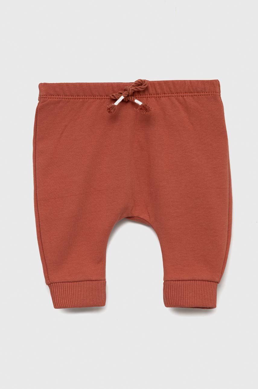 United Colors of Benetton pantaloni de trening pentru bebeluși culoarea rosu, cu imprimeu