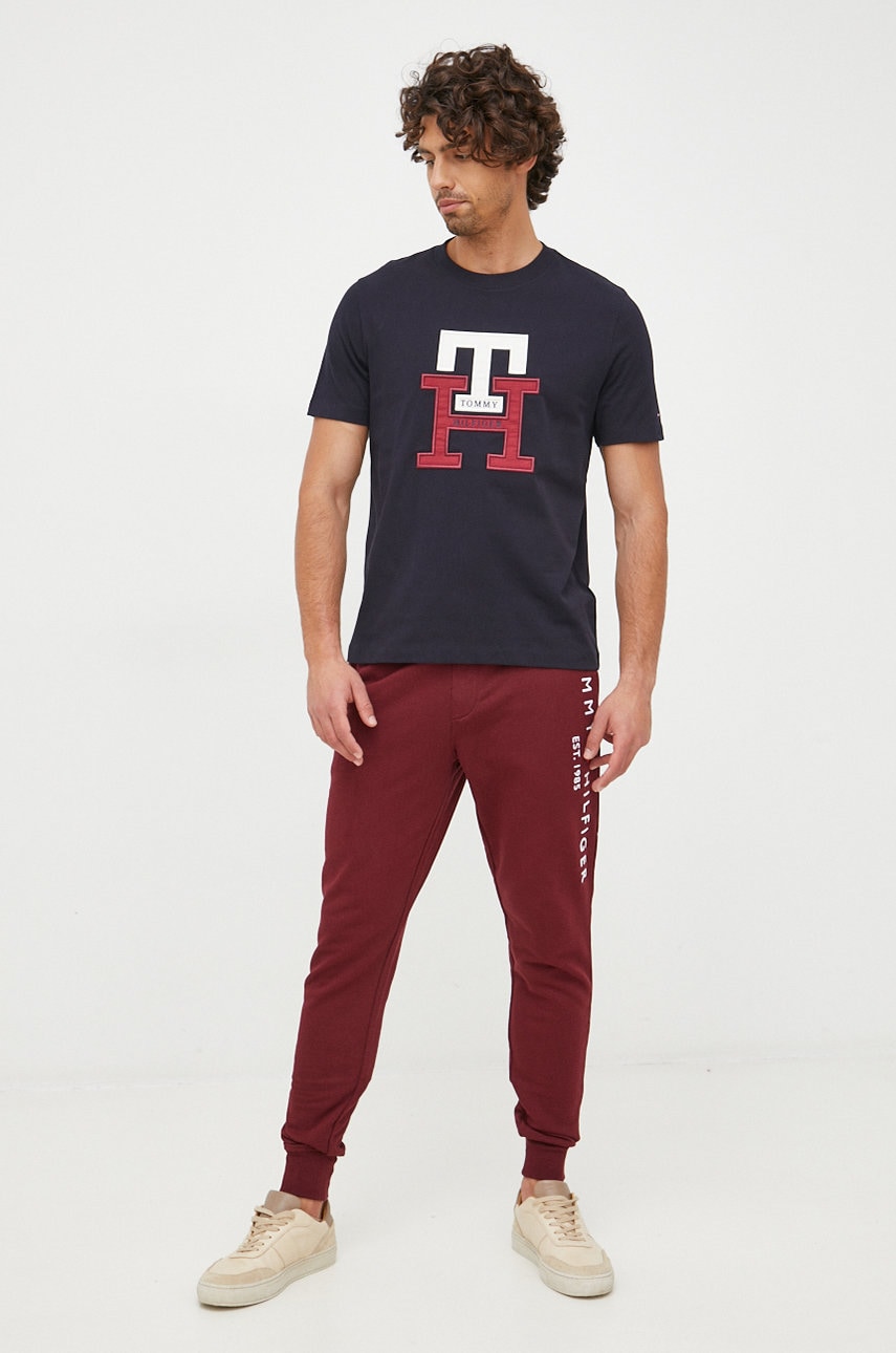 Levně Bavlněné tepláky Tommy Hilfiger vínová barva, s aplikací