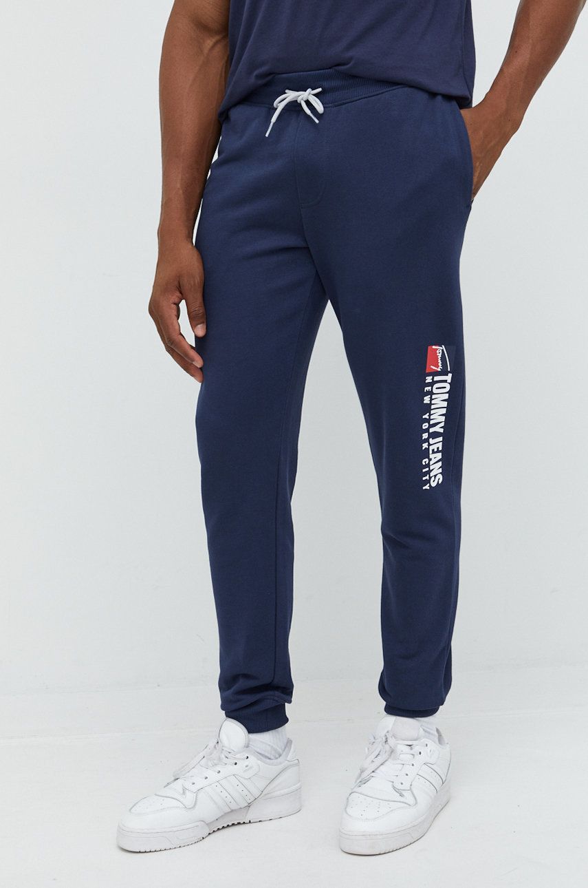 Tommy Jeans pantaloni de trening barbati, culoarea albastru marin, cu imprimeu albastru