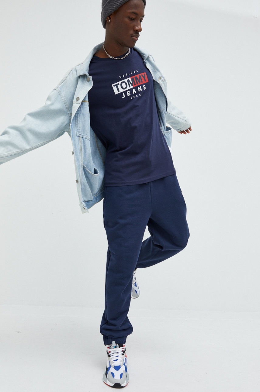 

Хлопковые спортивные штаны Tommy Jeans мужские цвет синий с аппликацией