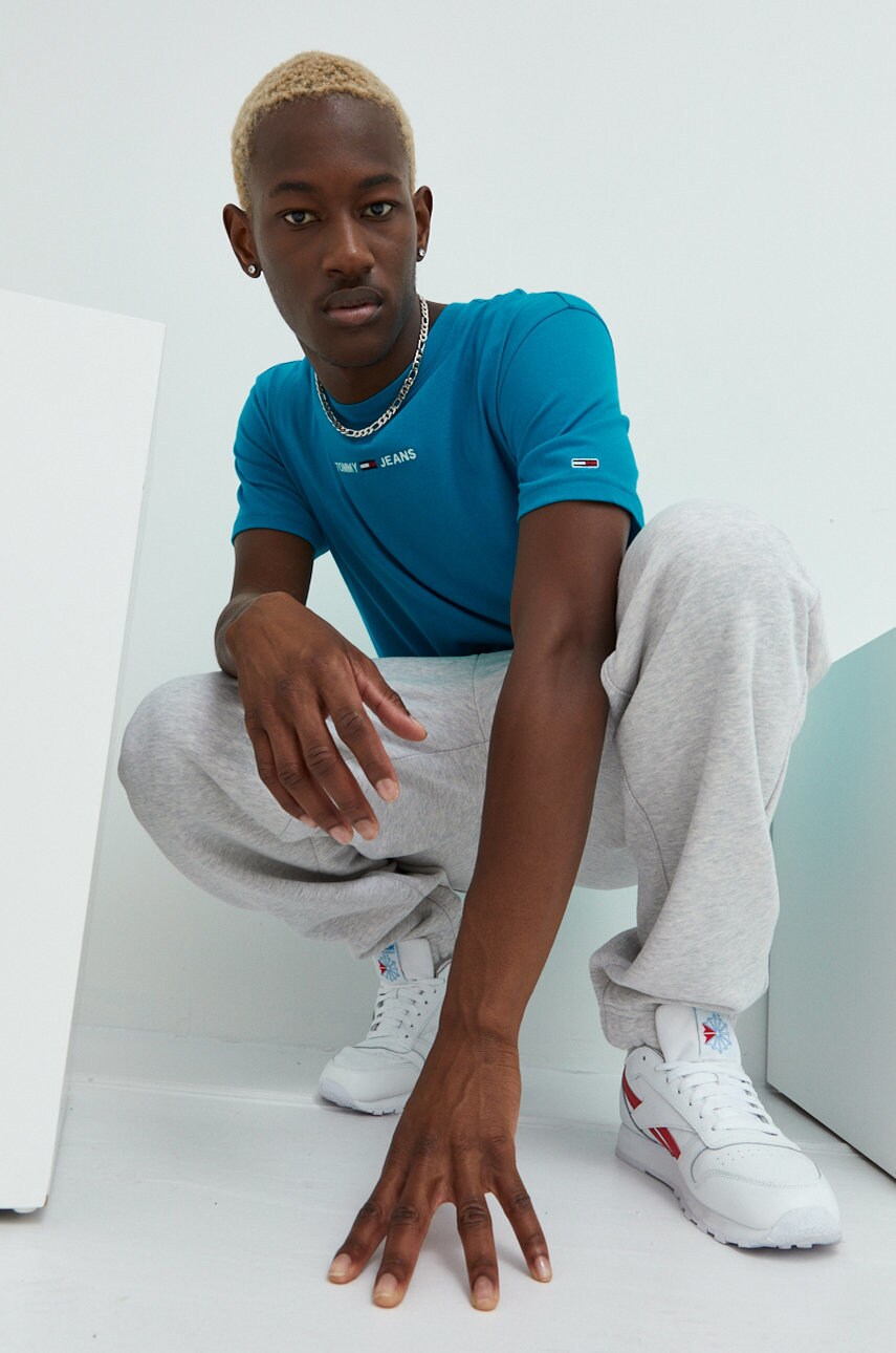 

Хлопковые спортивные штаны Tommy Jeans мужские цвет серый с аппликацией