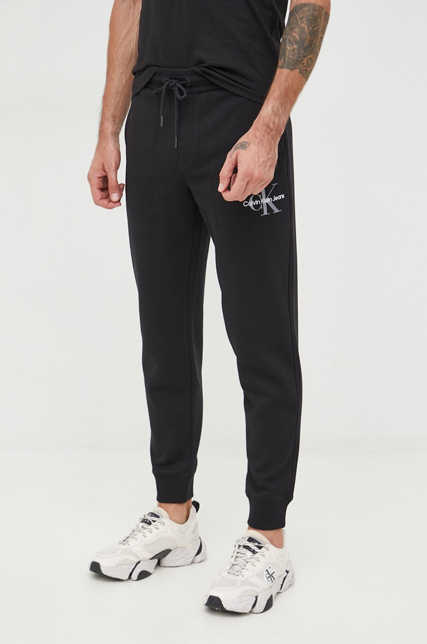 

Панталони Calvin Klein Jeans в черно с изчистен дизайн, Черен