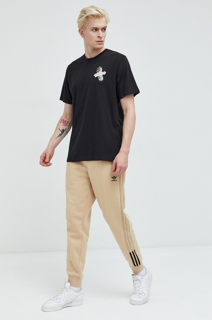 

Спортен панталон adidas Originals в бежово с апликация, Бежов