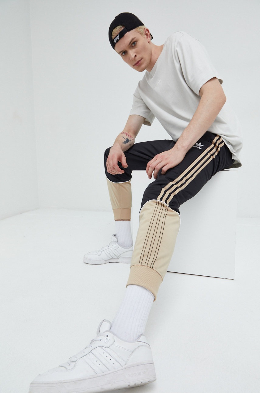 

Спортен панталон adidas Originals в черно с изчистен дизайн, Черен