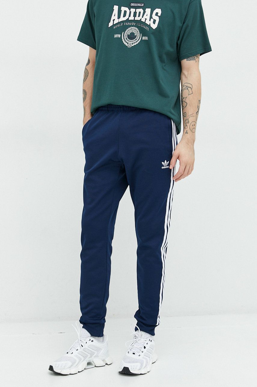 Adidas Originals pantaloni de trening barbati, culoarea albastru marin, cu imprimeu