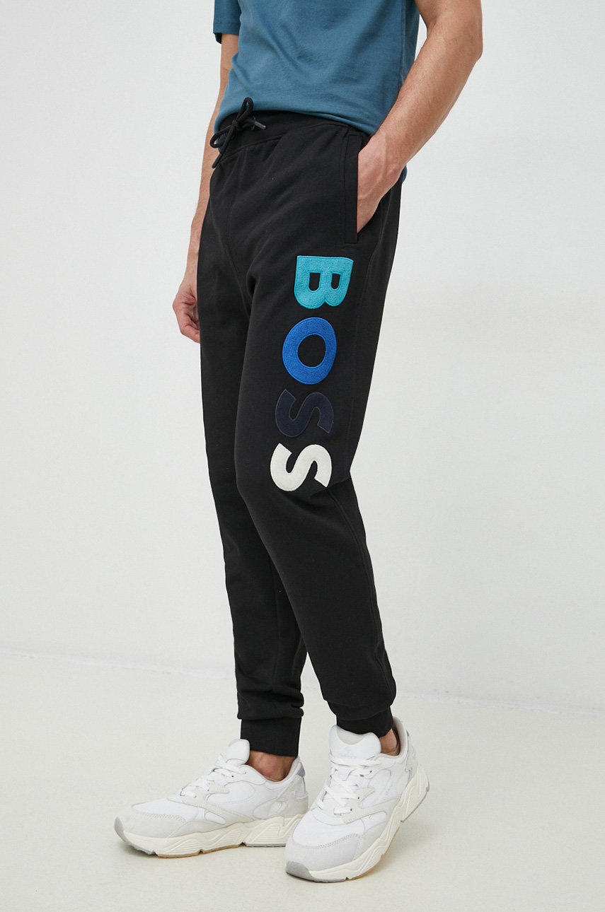 

Памучен спортен панталон BOSS BOSS CASUAL в черно с апликация, Черен