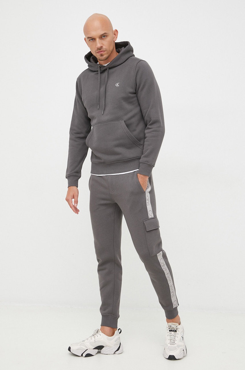 

Спортен панталон Calvin Klein Jeans в сиво с апликация, Сив