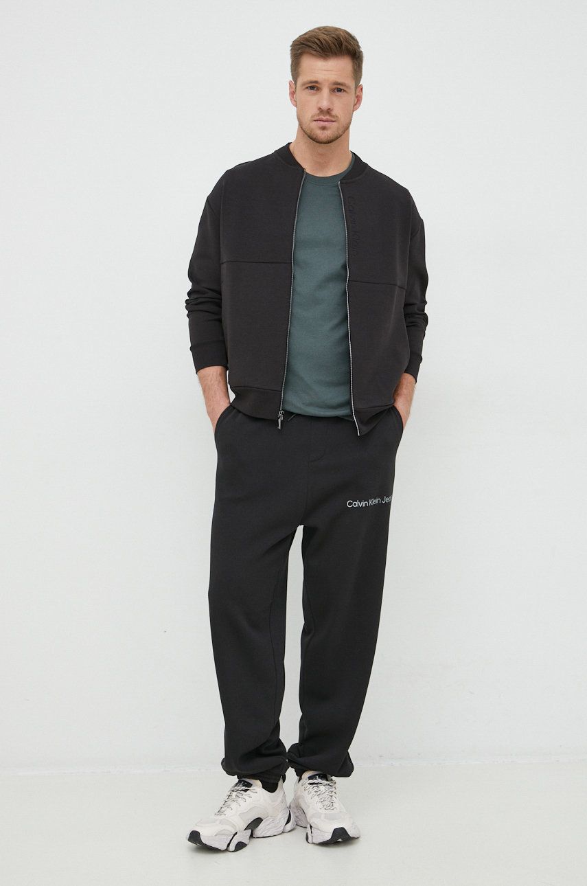 Tepláky Calvin Klein Jeans pánské, černá barva, s potiskem - černá -  68% Bavlna