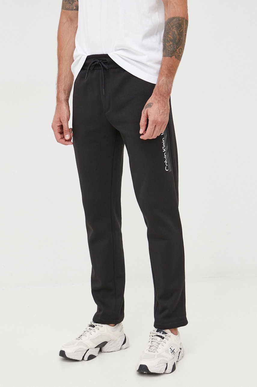 

Панталони Calvin Klein Jeans в черно с изчистен дизайн, Черен