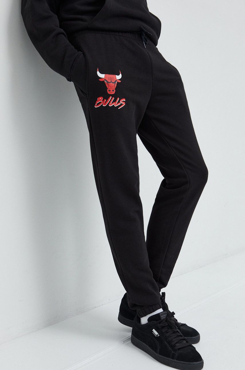 New Era pantaloni de trening barbati, culoarea negru, cu imprimeu answear.ro imagine noua