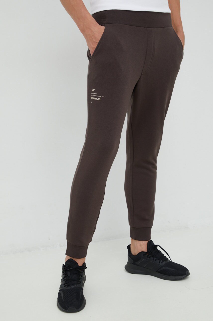 4f pantaloni de trening barbati, culoarea maro, neted