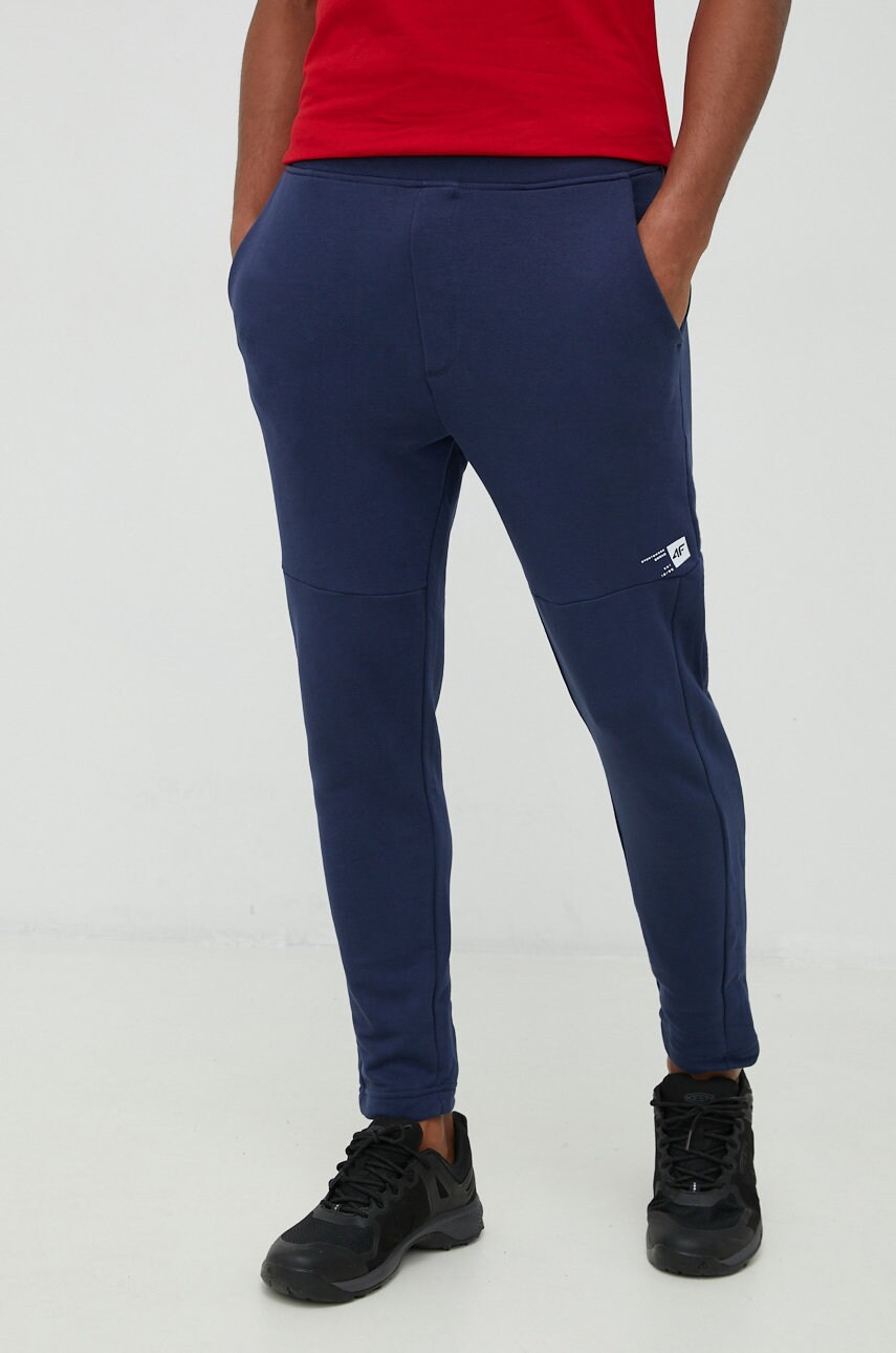 4f pantaloni de trening barbati, culoarea albastru marin, cu imprimeu
