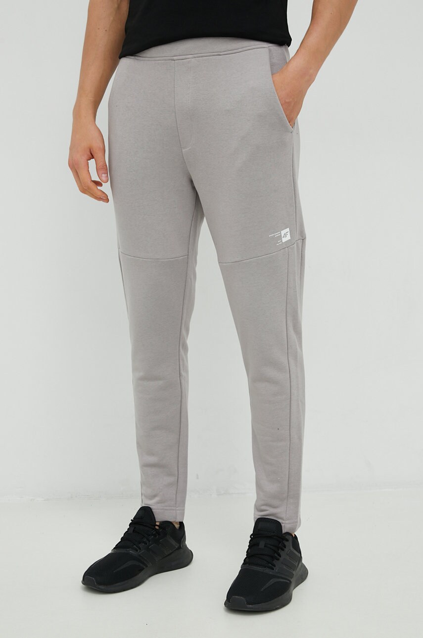 4f pantaloni de trening barbati, culoarea gri, cu imprimeu