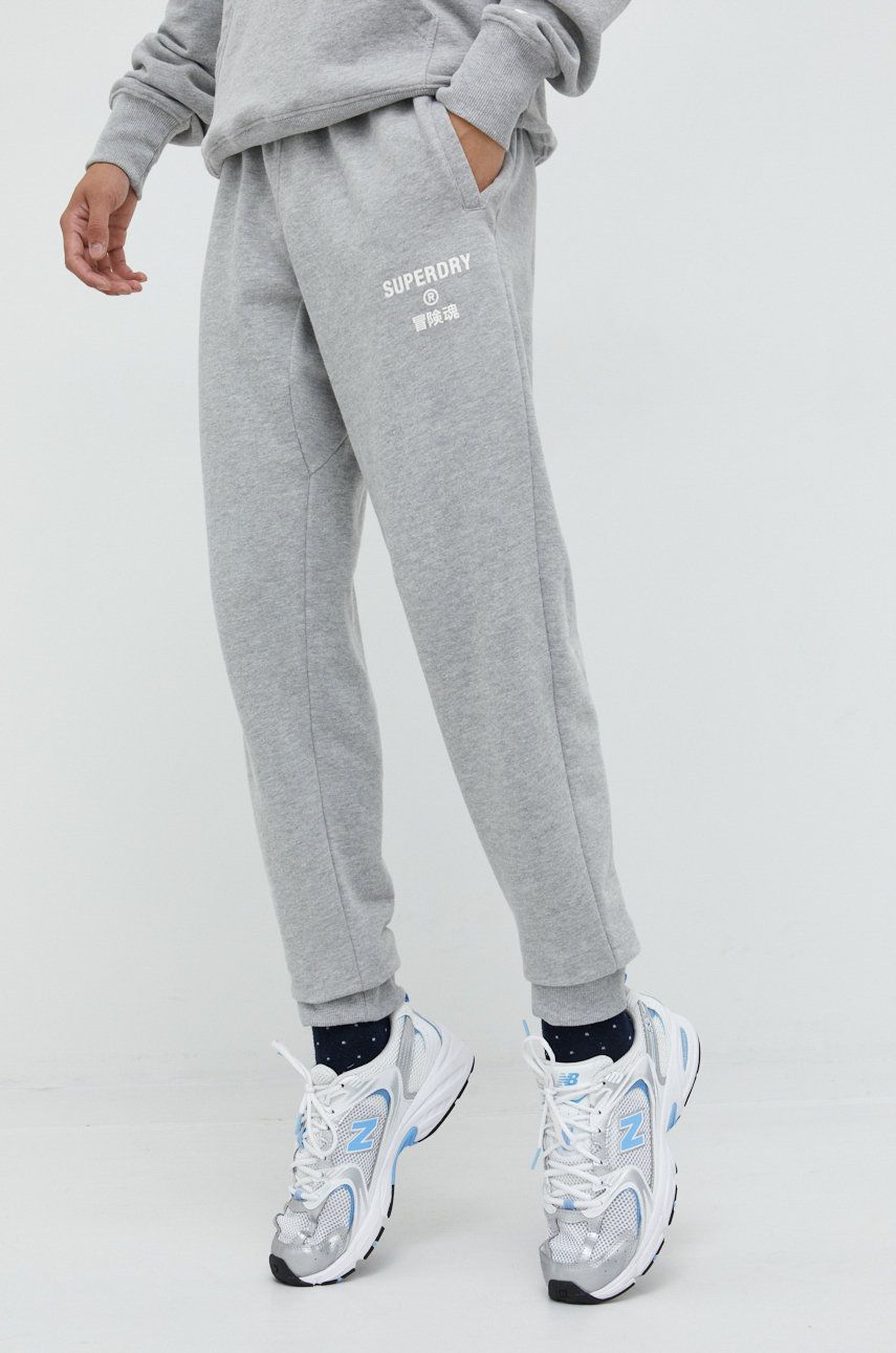 Superdry pantaloni de trening barbati, culoarea gri, cu imprimeu image