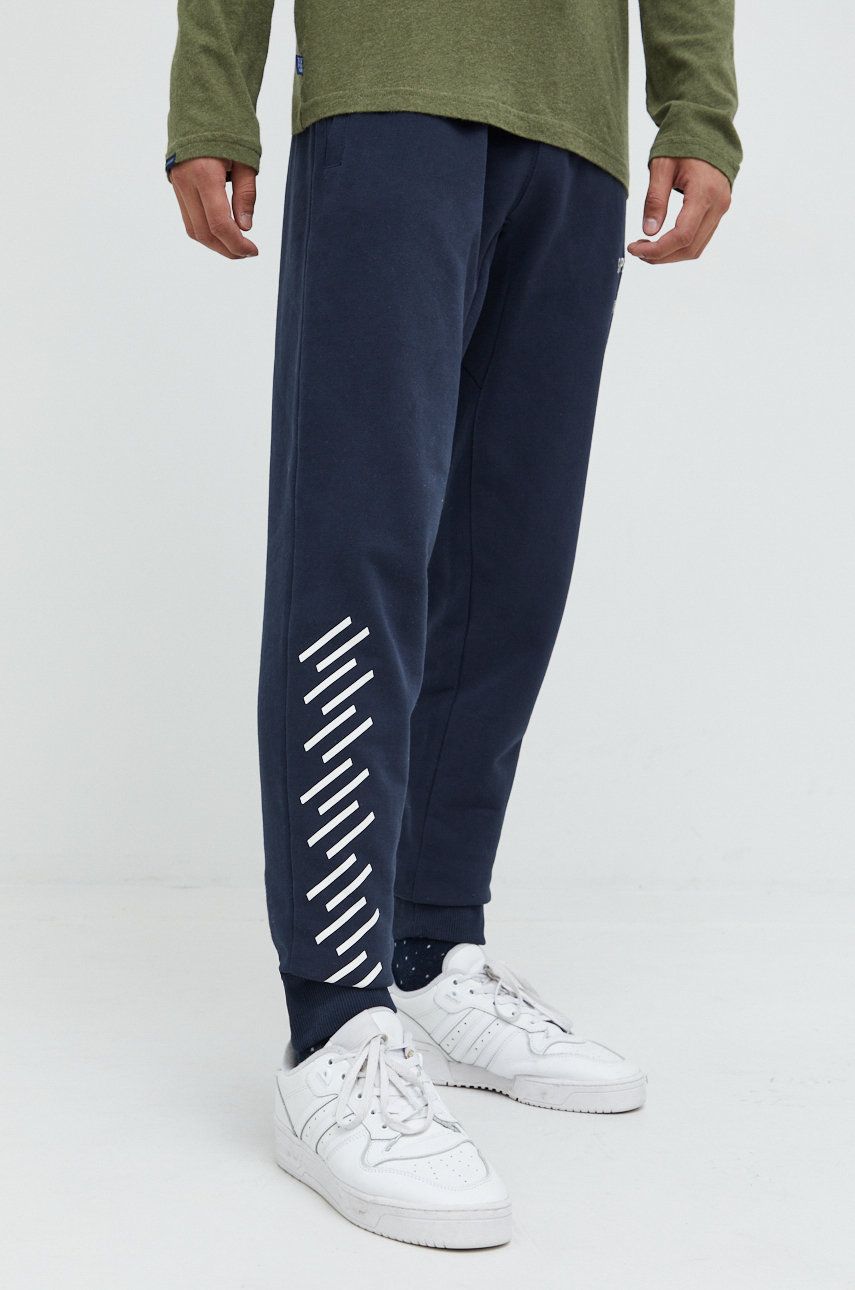 Superdry pantaloni de trening din bumbac barbati, culoarea albastru marin, cu imprimeu