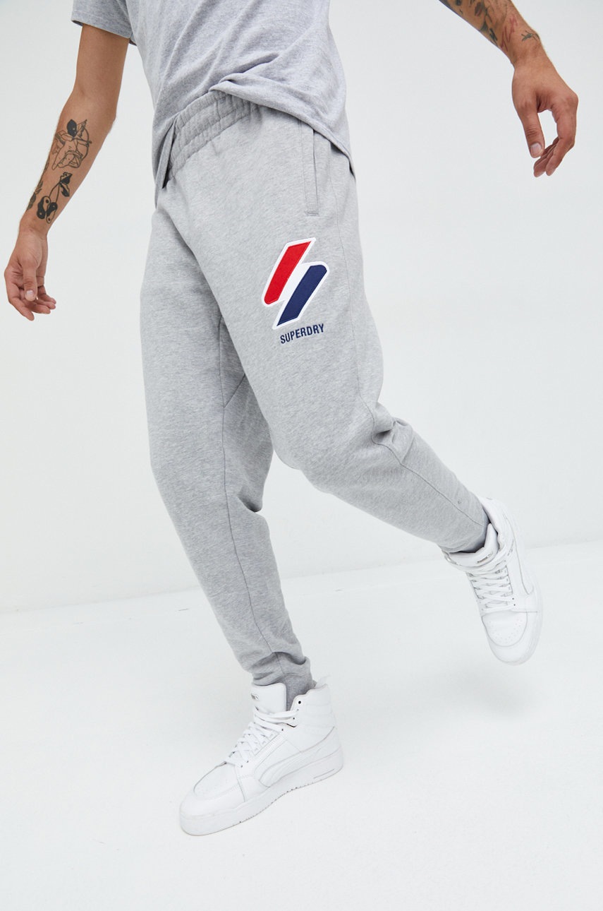 

Спортен панталон Superdry в сиво с апликация, Сив