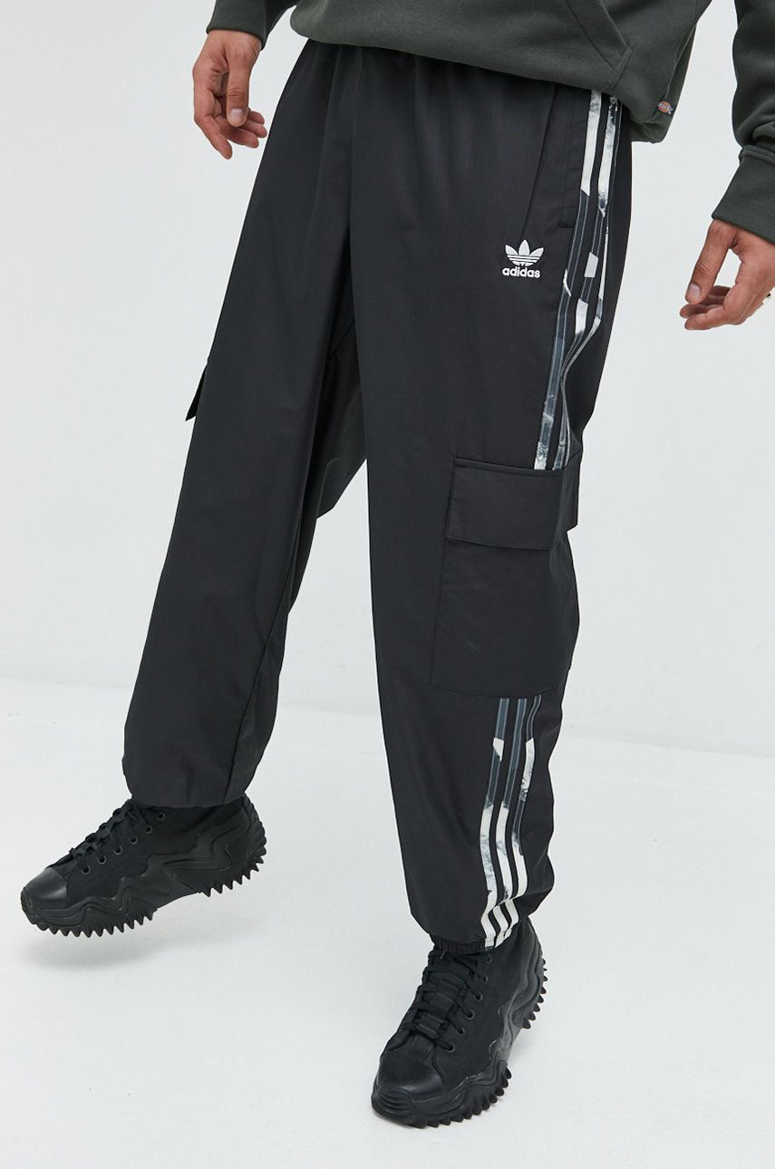 adidas Originals pantaloni de trening barbati, culoarea negru, cu imprimeu
