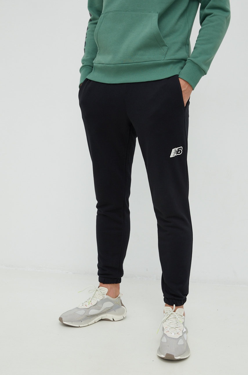 

Спортен панталон New Balance в черно с изчистен дизайн, Черен