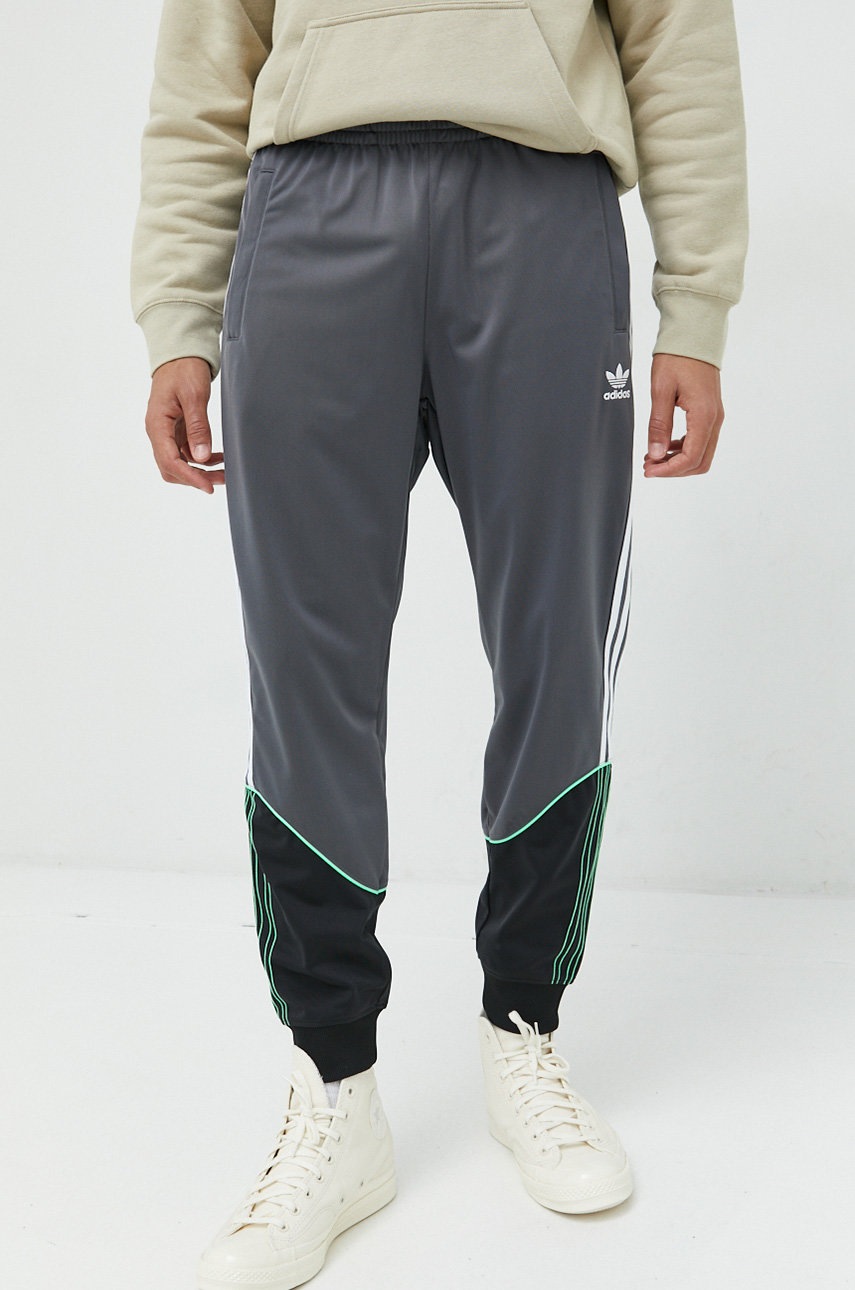 adidas Originals pantaloni de trening barbati, culoarea gri, cu imprimeu