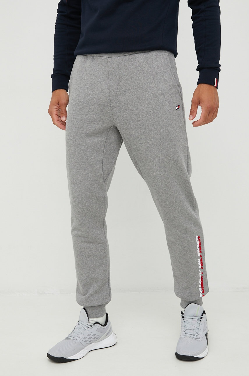 

Памучен спортен панталон Tommy Hilfiger в сиво с апликация, Сив