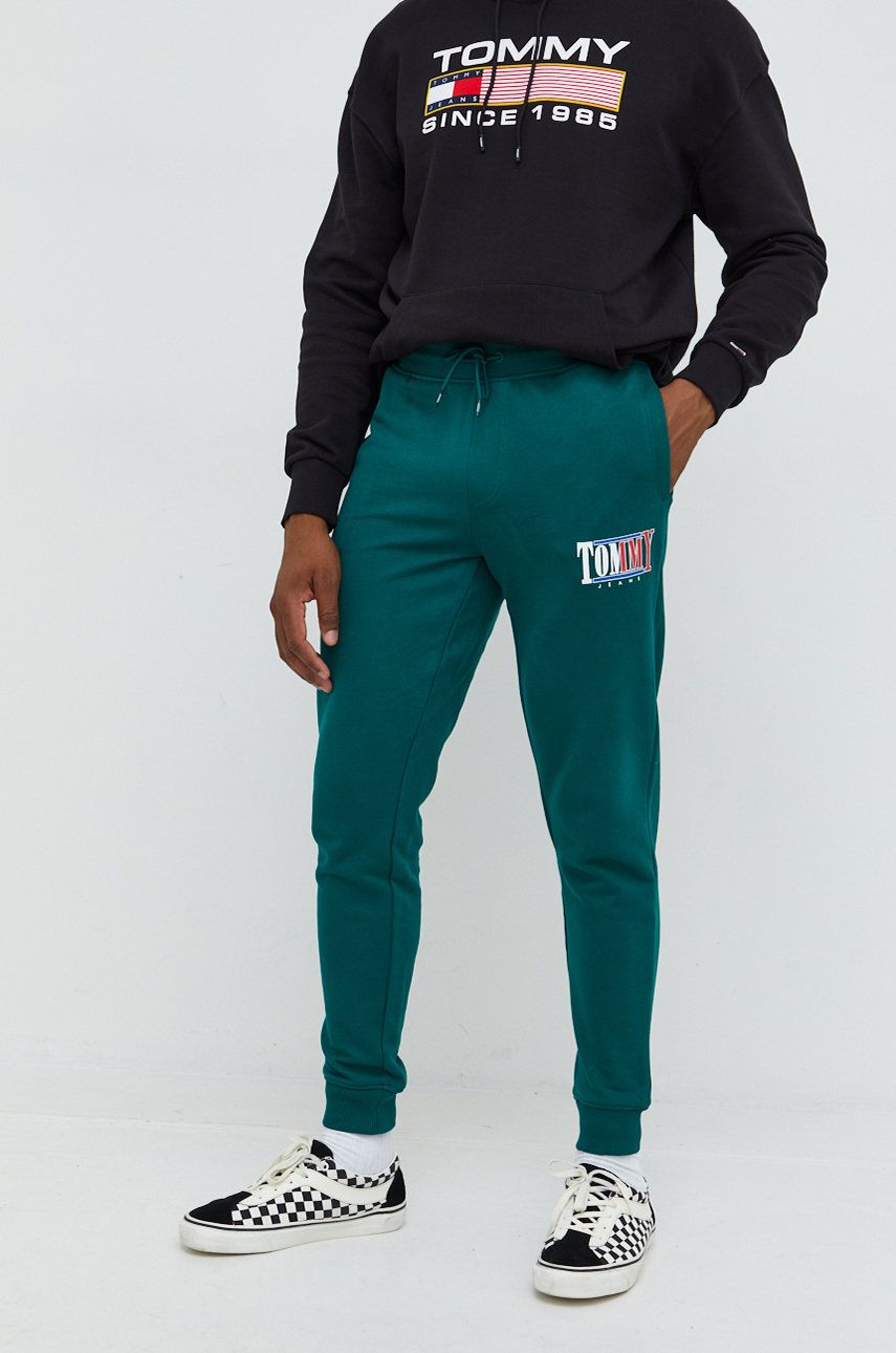 Tommy Jeans pantaloni de trening din bumbac barbati, culoarea verde, cu imprimeu answear.ro